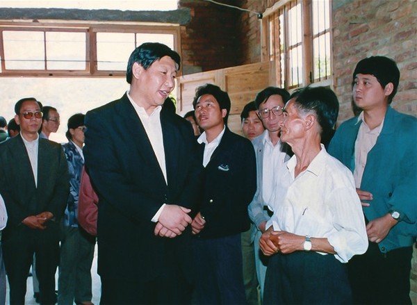 1994年5月，習近平總書記（時任福州市委書記）到福州市永泰縣城峰鎮太原村調研青梅李果生產。（資料圖片）